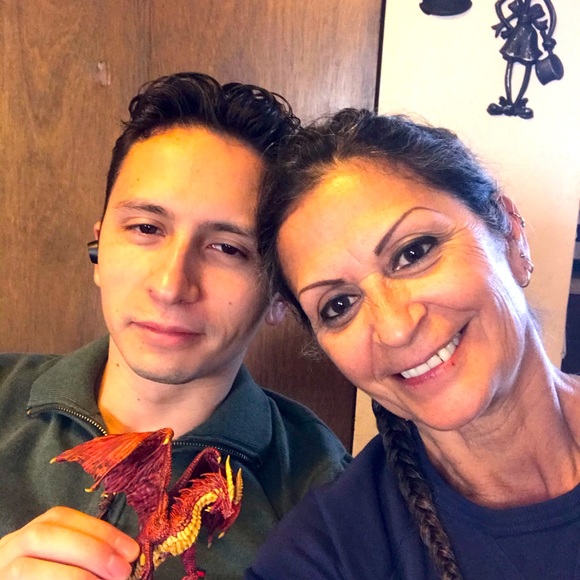 Meet your Posher, Cynthia - Picture 2 of 4